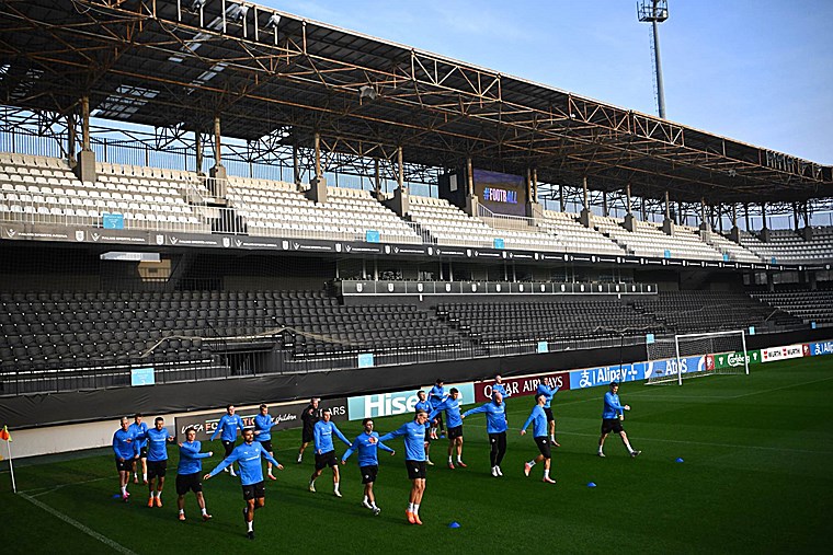 冰岛足协：约30名冰岛球迷前往客队场，为球队加油呐喊