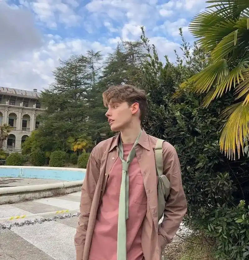 6686体育平台铁牌作者Charlie