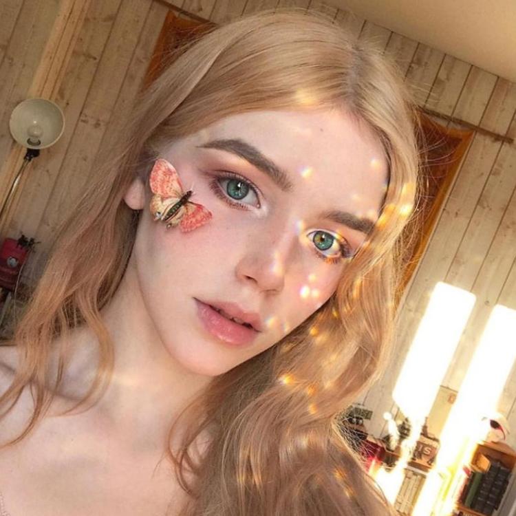 6686体育平台金牌作者睡觉也偷笑