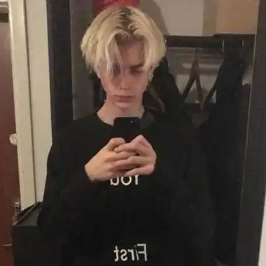 6686体育平台铁牌作者Violet