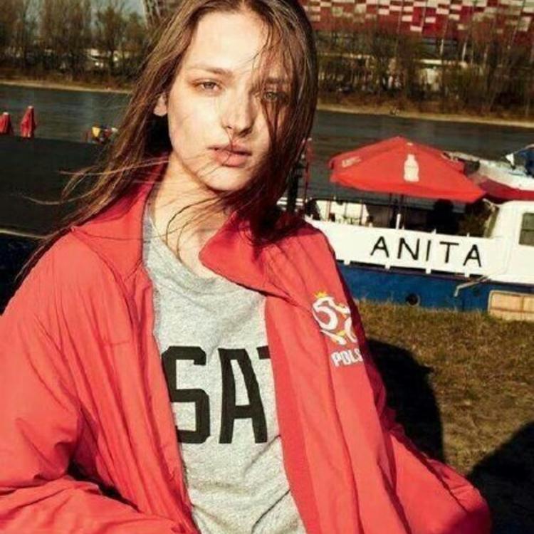 6686体育平台铁牌作者短发过夏