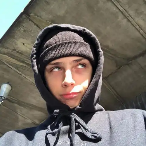 6686体育平台铁牌作者Abigail